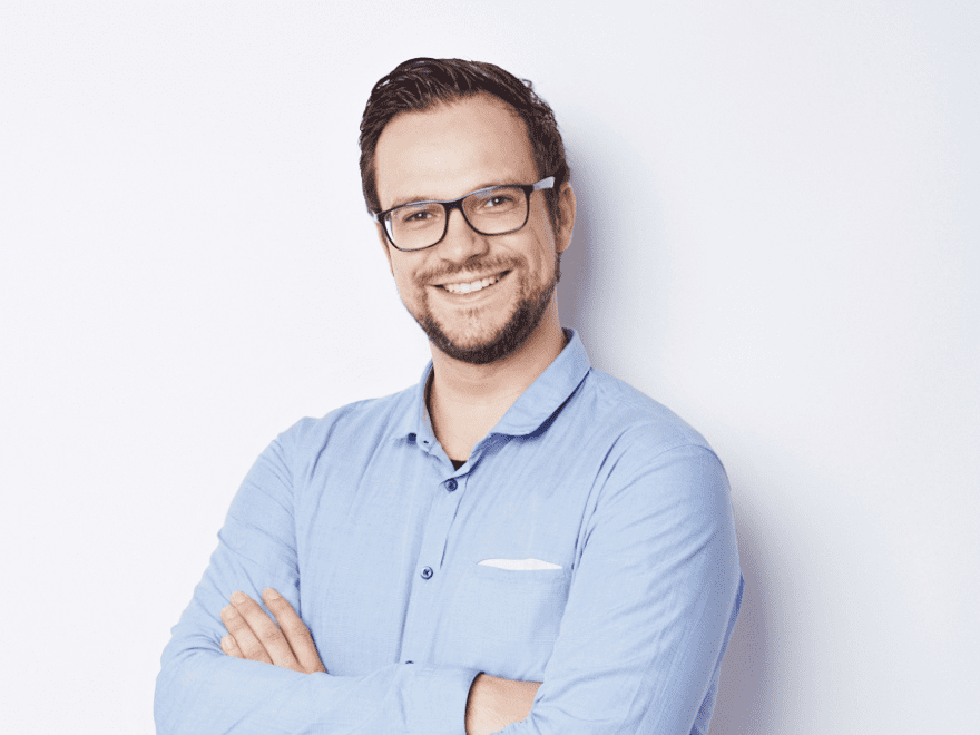 Berater von relations Hamburg, Bastian Rosing, im blauen Hemd