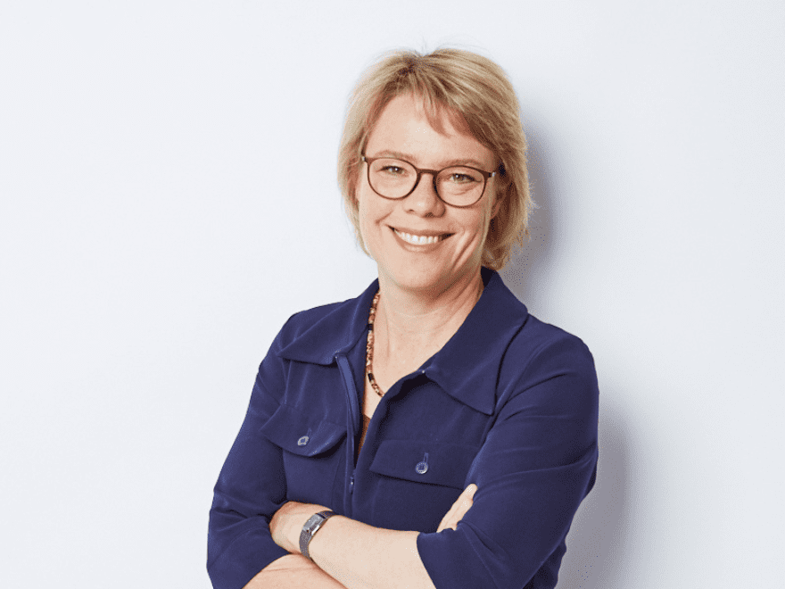 Beraterin von relations hamburg, Dr Kristina Boehlke, im blauen Hemd
