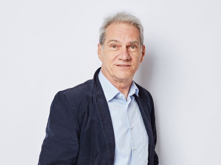 Berater von relations Hamburg, Fritz Göller, in hellblauem Hemd und blauem Blazer