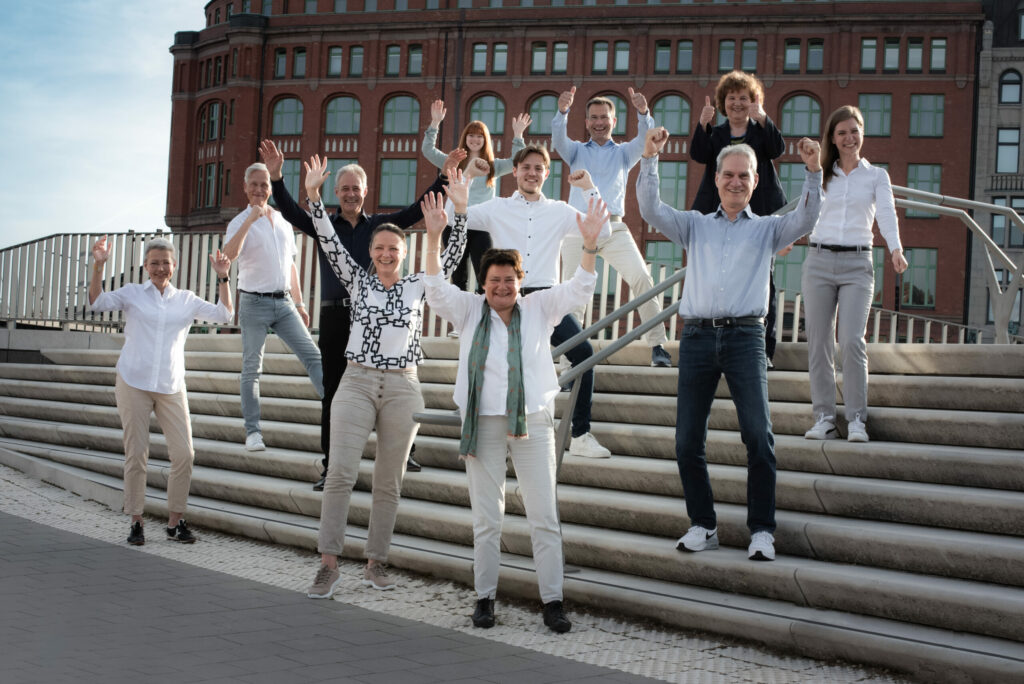 Team relations Hamburg auf Treppe