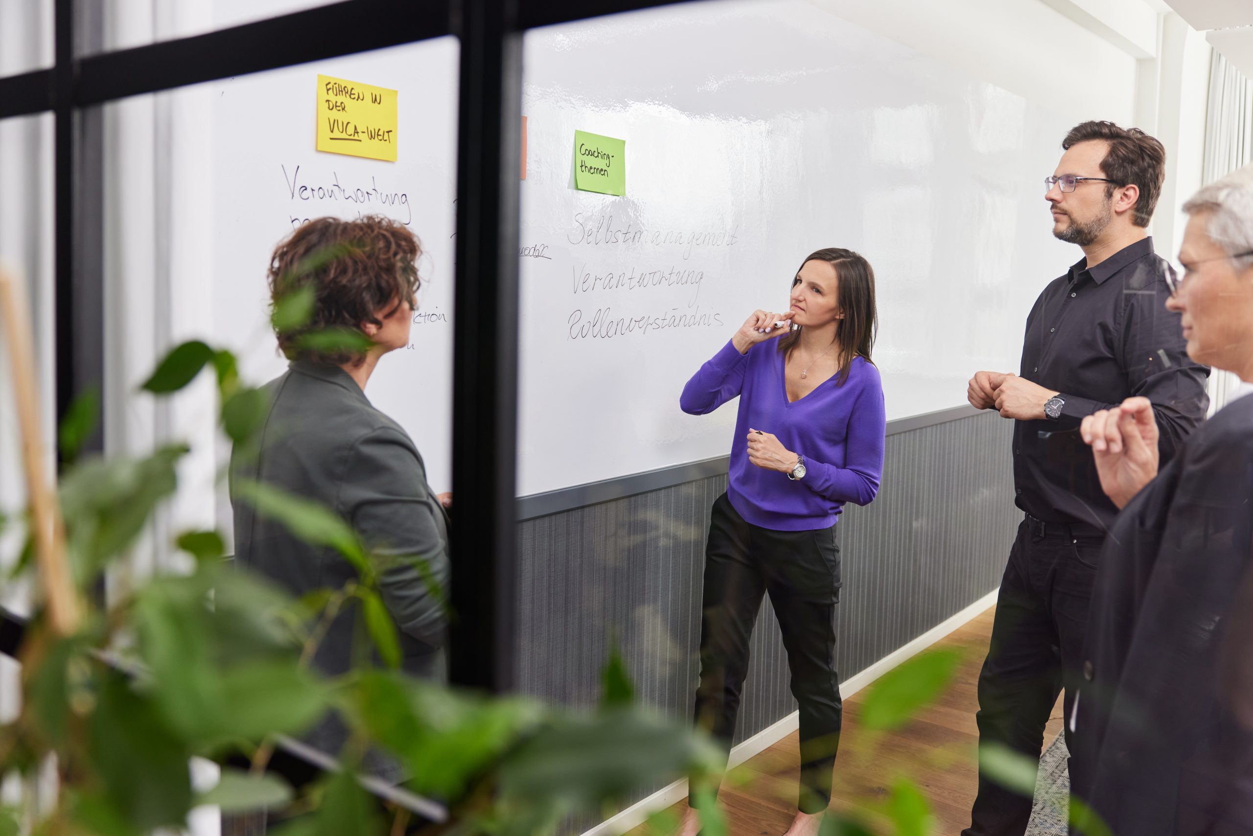 Berater:innen von relations GmbH Hamburg vor Whiteboard zum Thema Vuca