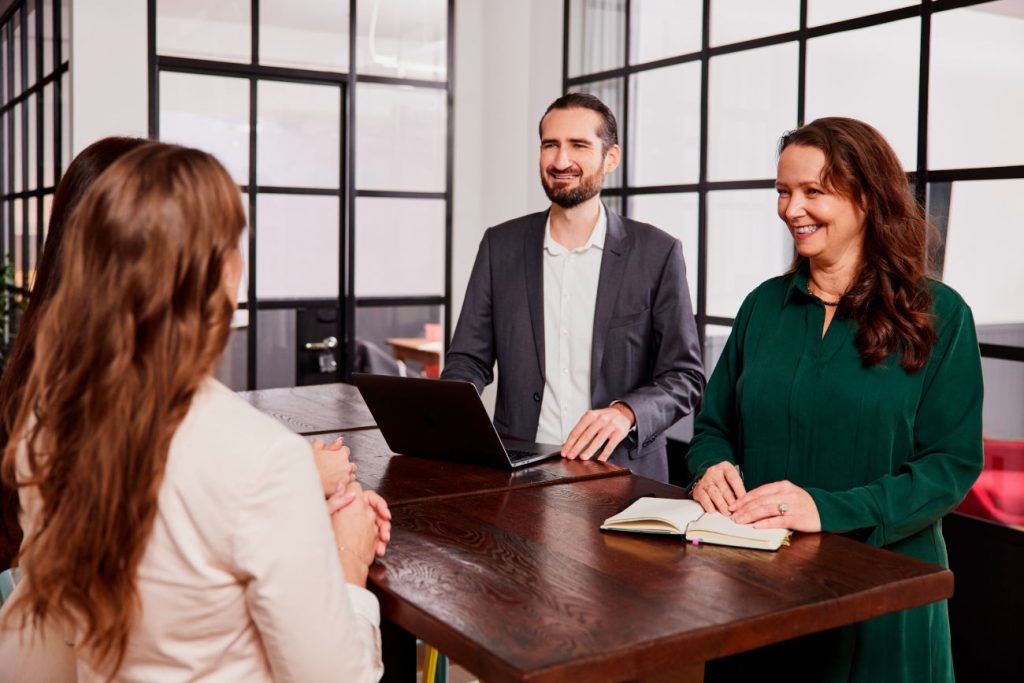 Berater:innen von relations hamburg im Angebots-Gespräch