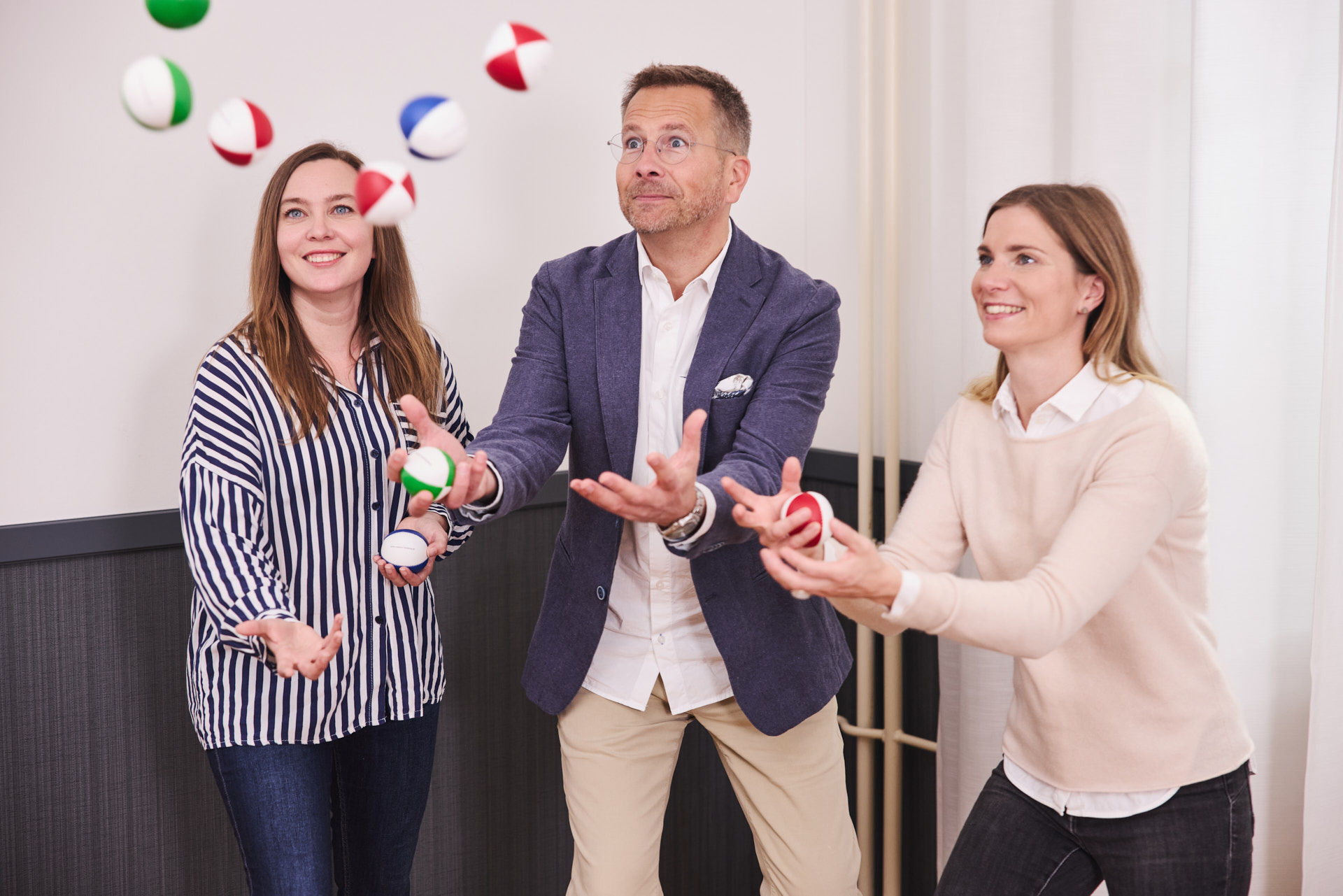 Team von relations beim Jonglierbälle fangen