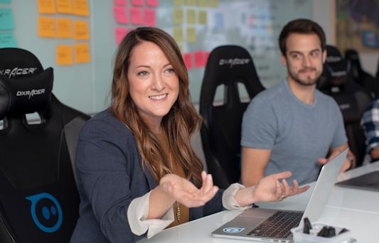 2 Kolleg:innen sitzen am Schreibtisch