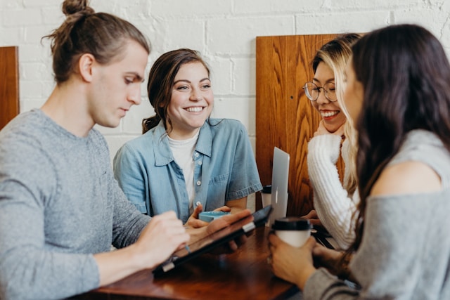3 Frauen und 1 Mann besprechen sich im Team