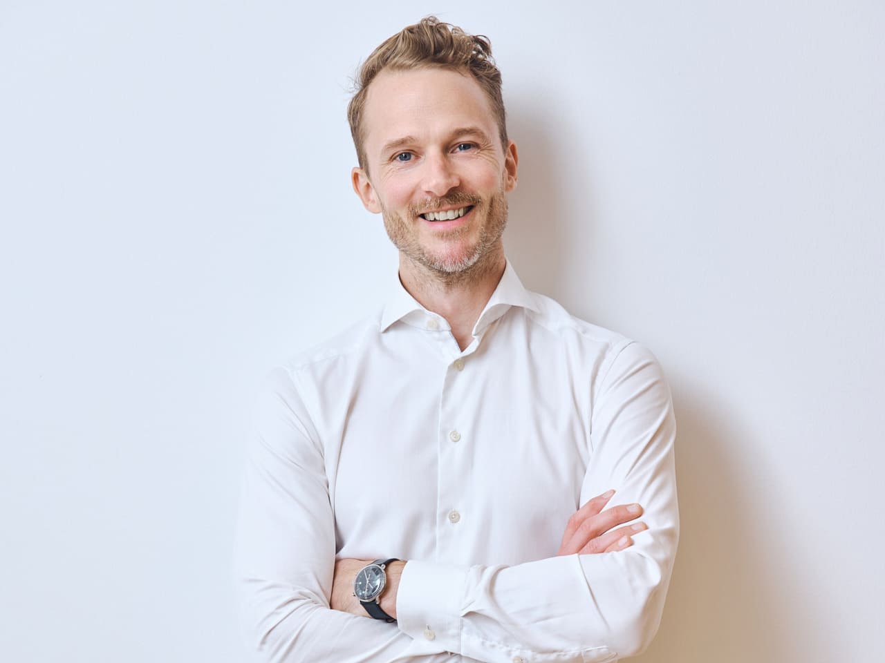 Timm Schröder lächelt in die Kamera, Portraitbild