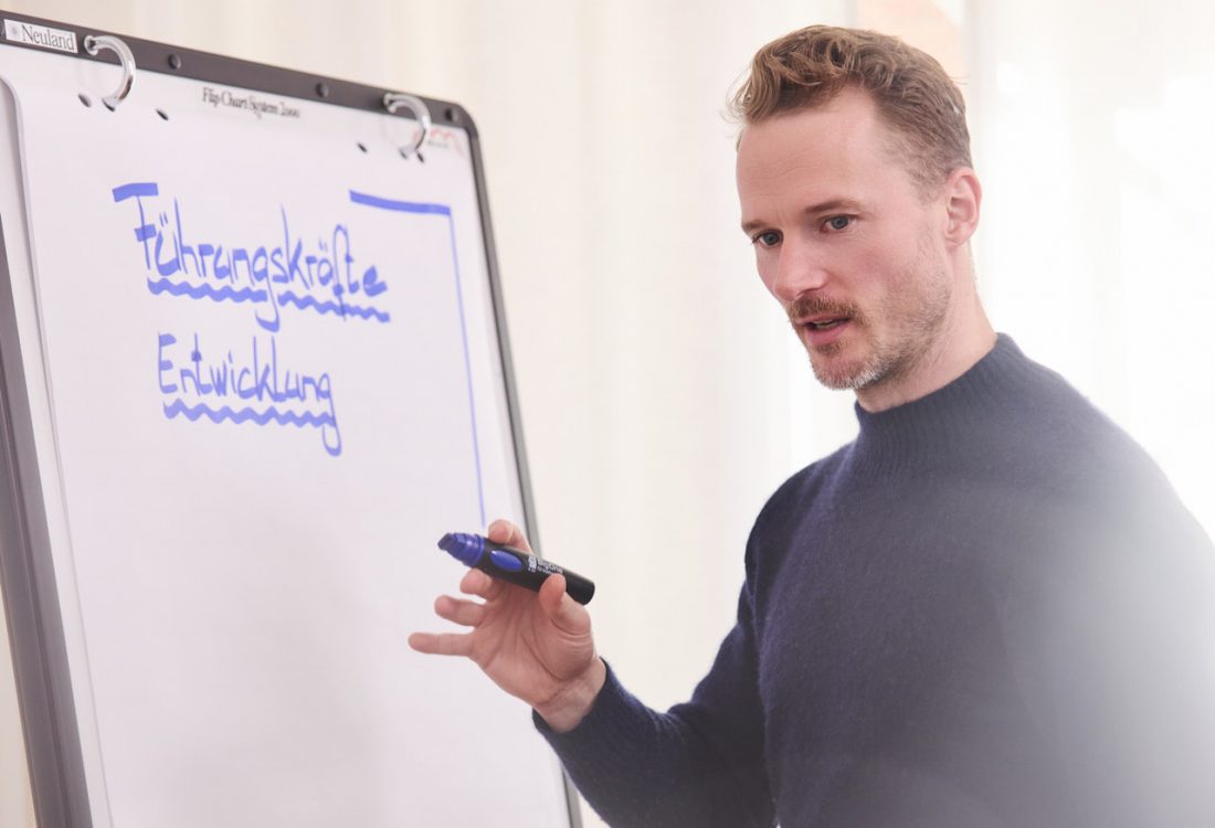 Timm Schröder bei der Moderation für eine Führungskräfteentwicklung